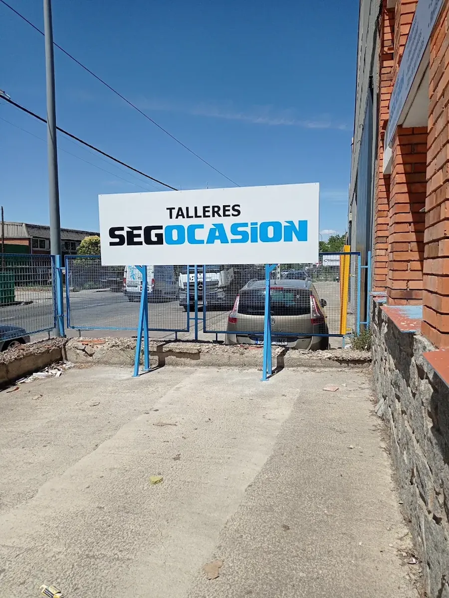 Cartel de Talleres SEGOCASION en la entrada del taller