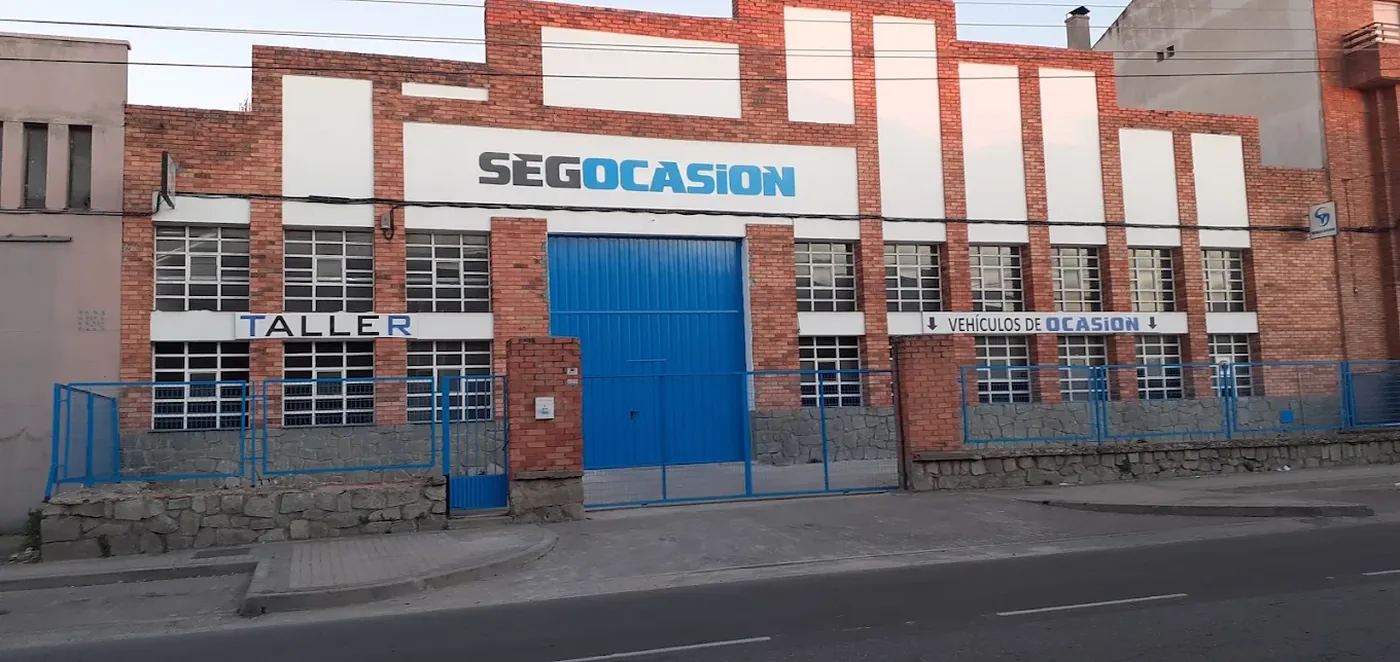 Fachada del taller SEGOCASION en Segovia